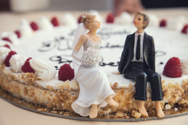 bride groom figurines on wedding cake