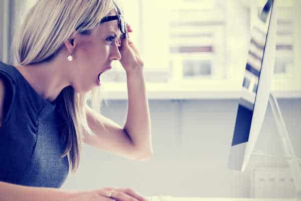 woman-astonished-annoyed-at-imac-screen
