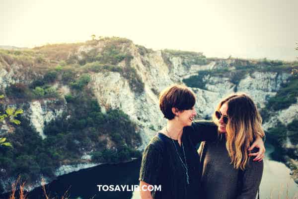 daugther mother travelling together