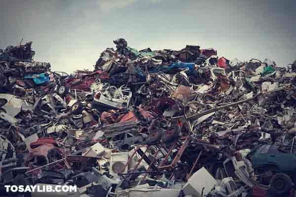 28 Photo of a scrapyard full of junk