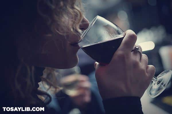 01 woman drinking a glass of wine