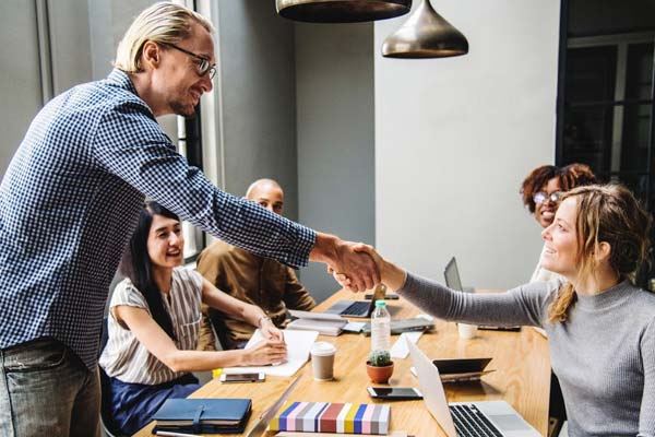 05-Feature-newcomer-shaking-hands-and-thanking-his-colleagues-in-the-same-team