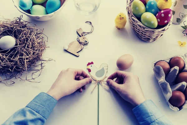 07-feature-person-tying-knot-on-chicken-decor-eggs-basket-wooden-rabbit-chick-white-table