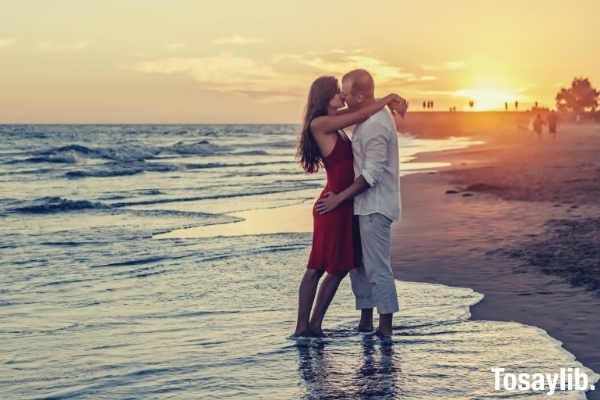 beach couple dawn dusk kissing