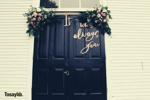 door text white wall bouquet