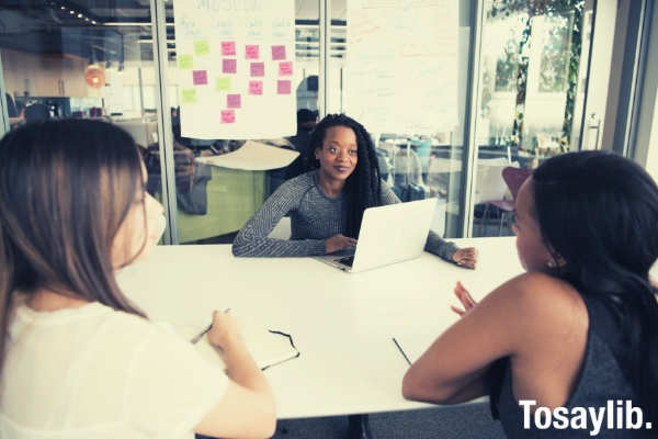 06 three woman having a meeting black american office