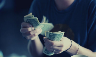 feature-woman-counting-money