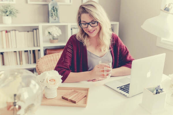 01-feature-woman-boss-with-sunglasses-sitting-on-the-chair-looking-on-the-right-side