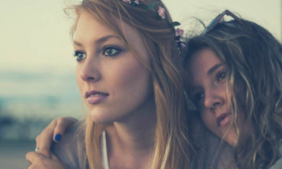 18-feature-woman-sisters-siblings-friends