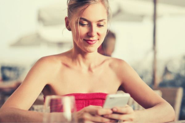 feature-woman-sitting-on-chair-while-holding-smartphone v3