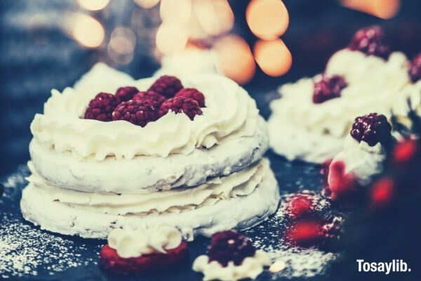 white_cake_photography_berries