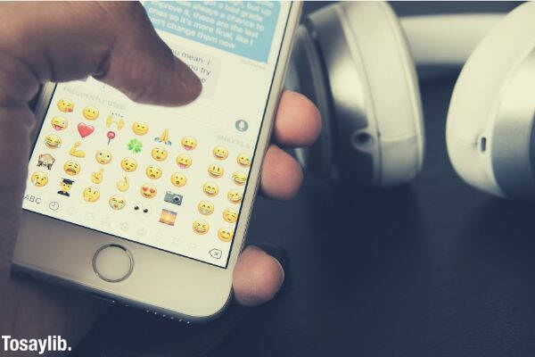 writing a text with emojis