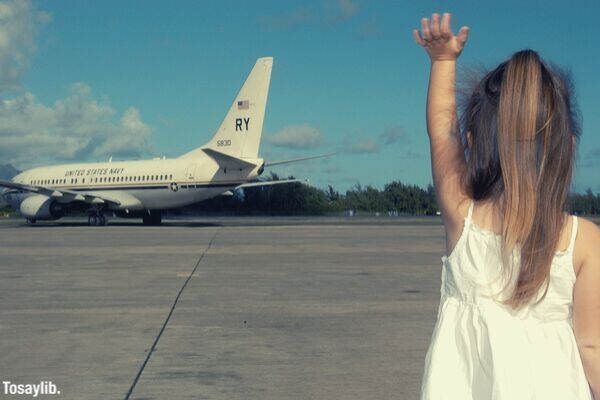 child waving goodbye departure plane