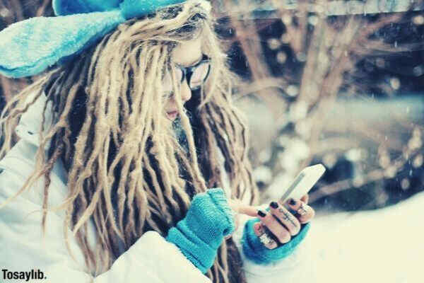 girl using phone winter