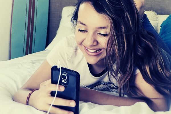 feature-06-people-relaxation-bed-bedroom-leisure-girl-smile-room-pretty-phone-mobile-watching-video
