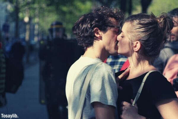 couple kiss street