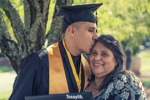 homem de pós-graduação beijo da mamãe