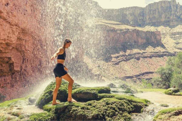 sporty-woman-walking-at-the-grand-canyon