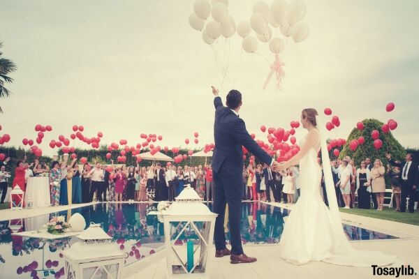 balloons red white pool bride couple guest