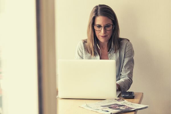 woman-with-gray-glasses-working-on-laptop