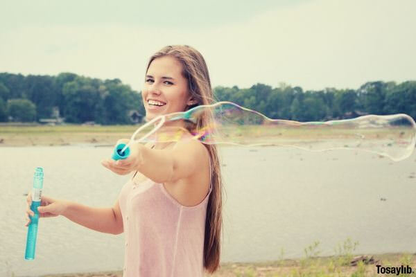 summer bubbles lady making bubbles