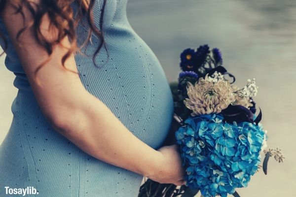 pregnant women wearing blu dress blue bouquet