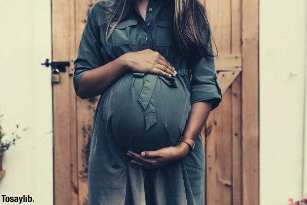 01 woman near door pregnant