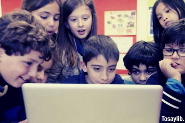 05 children using computer