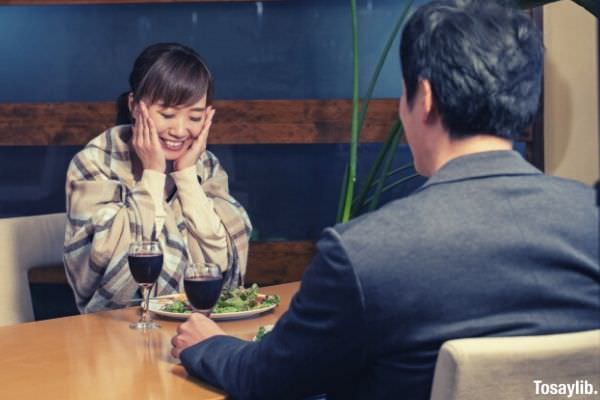 08 man and woman eating at the restaurant