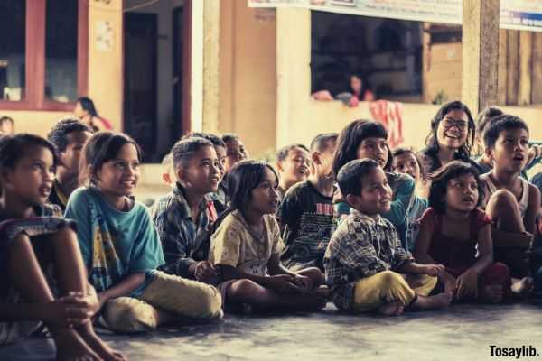 01 group of childrens sitting on ground