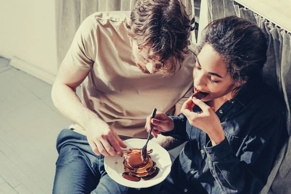feature-couple-eating-pancakes-on-the-white-floor-words-to-describe-taste