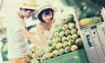 woman-and-woman-picking-fruits-banana-papaya-summer-hat-ways-to-ask-for-a-discount