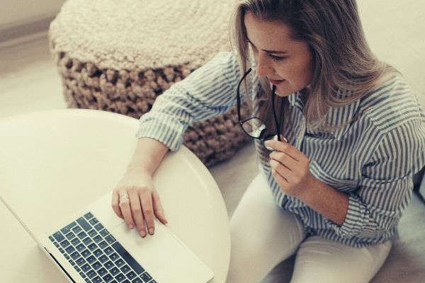 woman-in-white-and-black-stripes-sitting-on-the-floor-using-laptop-ask-for-time-off