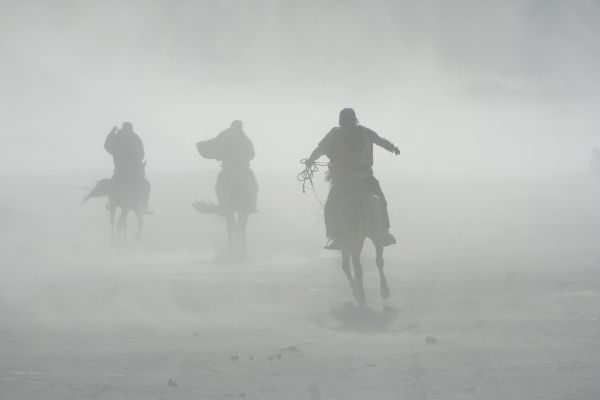 16 three horsemen riding sandstorm sea sands greyscale