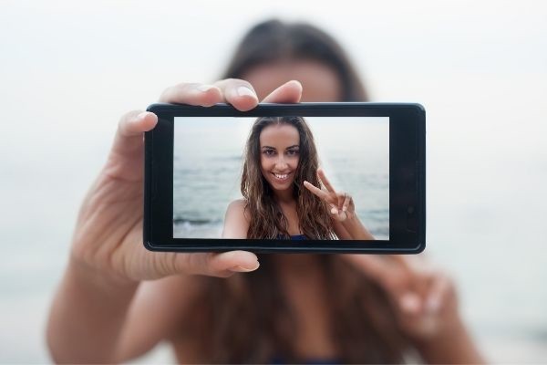 teenager-girl-standing-near-body-of-water-taking-selfie-what-to-say-when-a-girl-sends-a-picture-of-herself