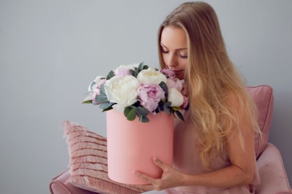 The Ultimate List Of 60 Things To Say When Someone Gives You Flowers 