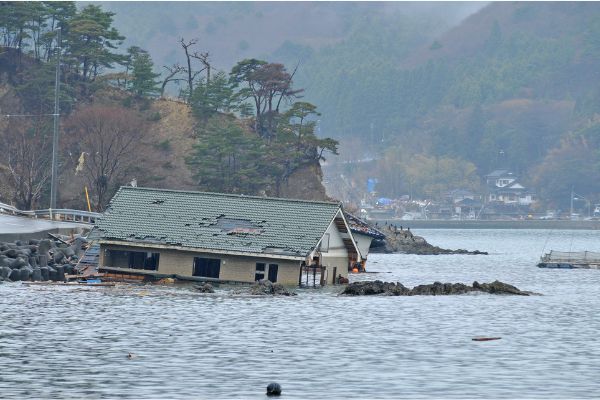 outbreak unprecedented great east japan earthquake house sinking on body of water