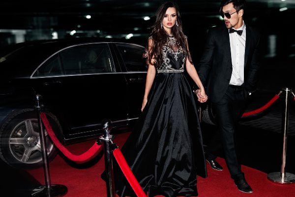 sexy couple car hollywood star fashionable red carpet walk