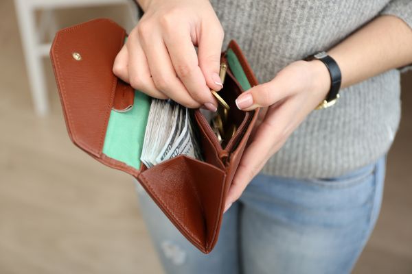 girl-brown-wallet-full-money