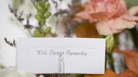 30 Messages to Write in a Funeral Flower Card for the Bereaved