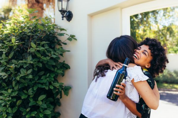 woman-greeting-embracing-friendresponses-for-when-someone-says-welcome