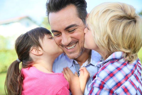 encouraging-words-for-a-single-father-kids-kissing