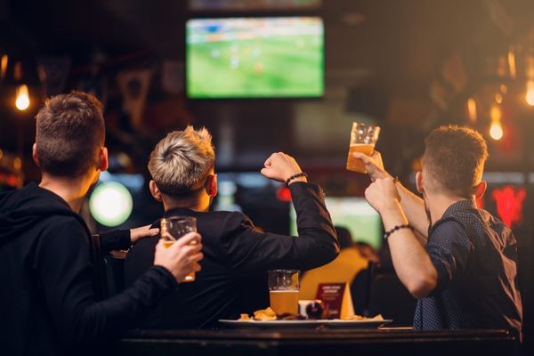 men watching football bar drink beer