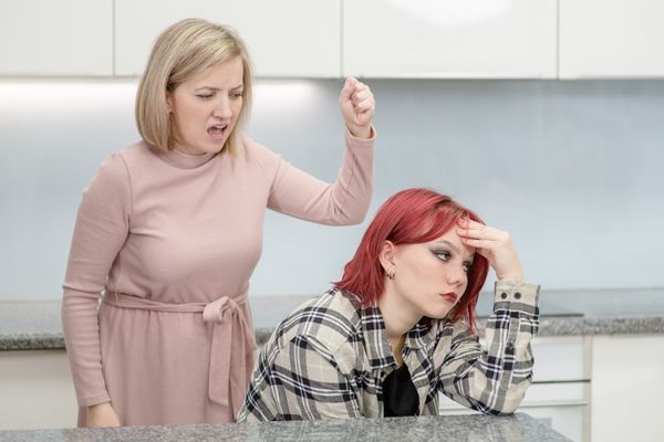 teen-woman-dont-want-to-talk-mother kitchen