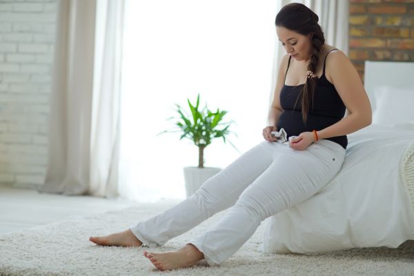 woman feeling fat cannot close jeans